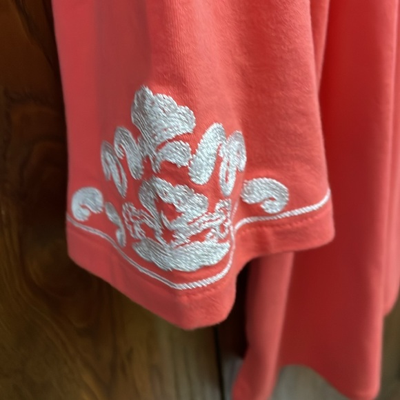Jones New York Signature Woman Blouse Orange w/white embroidery @neck/sleeve
$19 - Picture 4 of 6